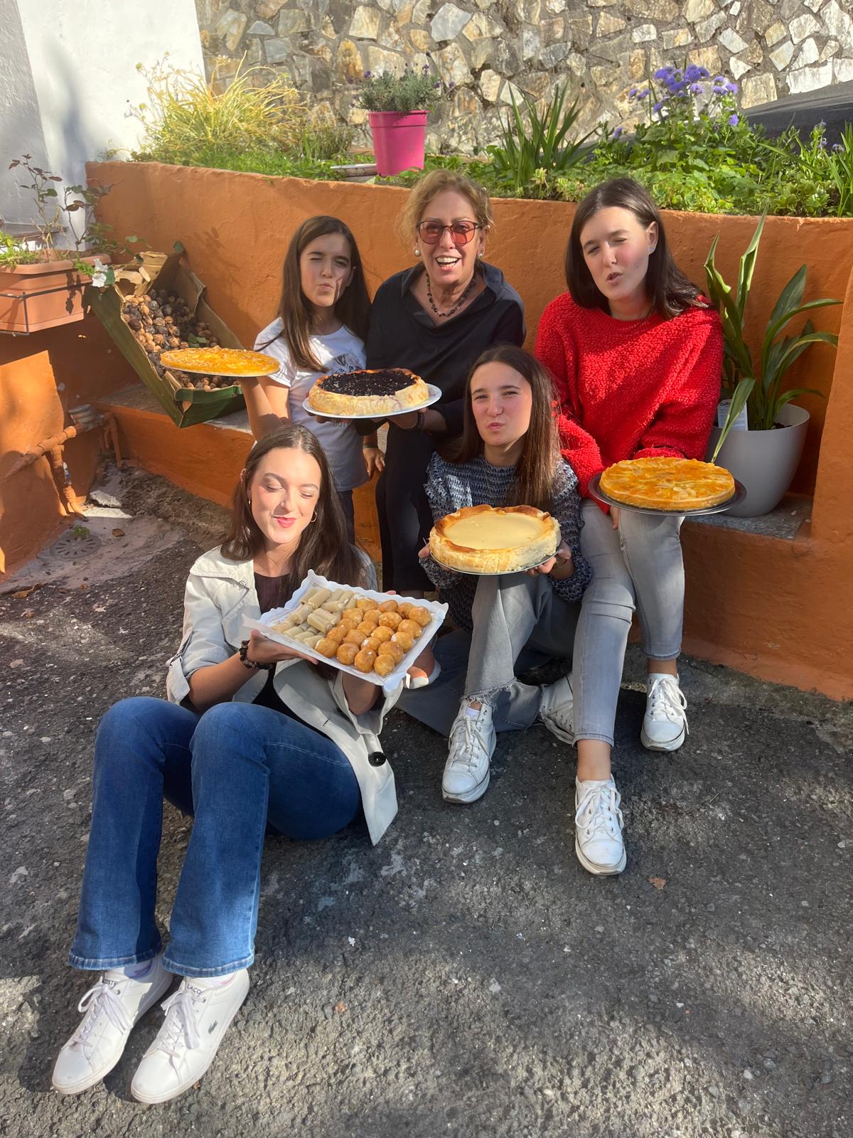 Mireia Alonso posa con jóvenes reposteras de Mundaka