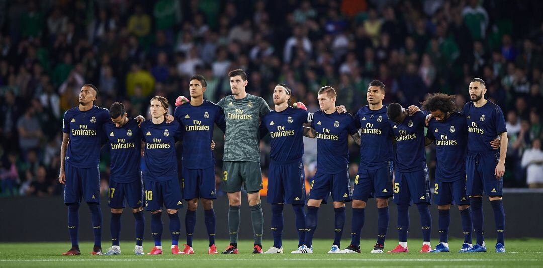 Los futbolistas del Real Madrid guardan un minuto de silencio antes del comienzo del Betis vs Real Madrid