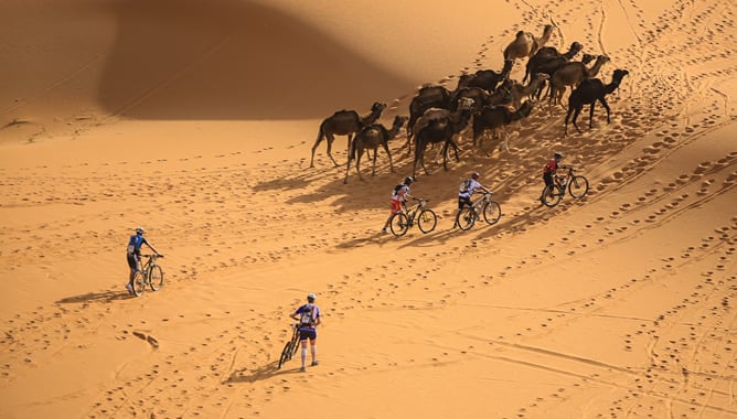 Los participantes de la Titan Desert by Garmin, durante la quinta etapa.