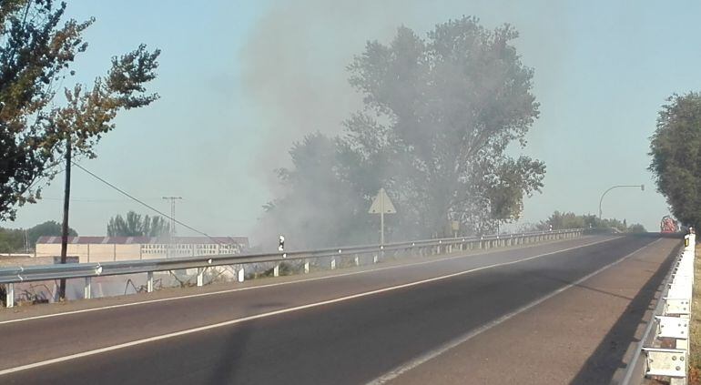 Incendio activo junto a un alto en el camino