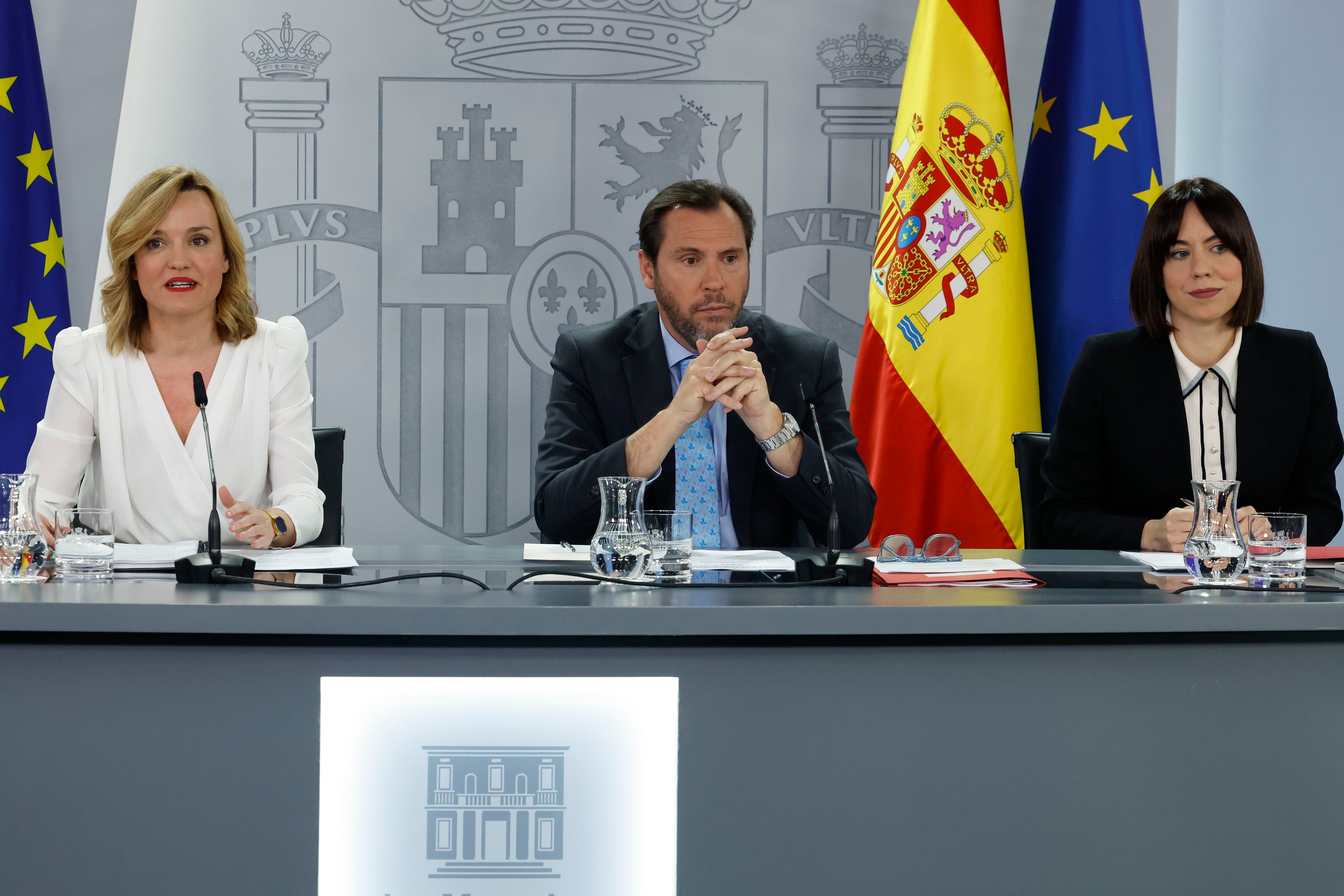 La portavoz y ministra de Educación, Formación Profesional y Deportes, Pilar Alegría (i), junto al ministro de Transportes, Óscar Puente, y la ministra de Ciencia, Innovación y Universidades, Diana Morant, durante la rueda de prensa posterior a la reunión del Consejo de Ministros.