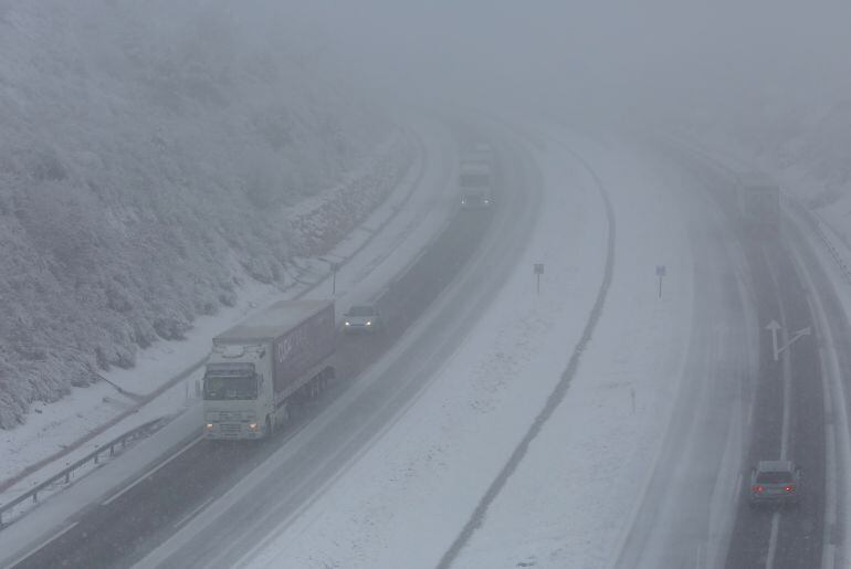 La autovía A6 a su paso por Ponferrada afectada por la intensa la intensa nevada