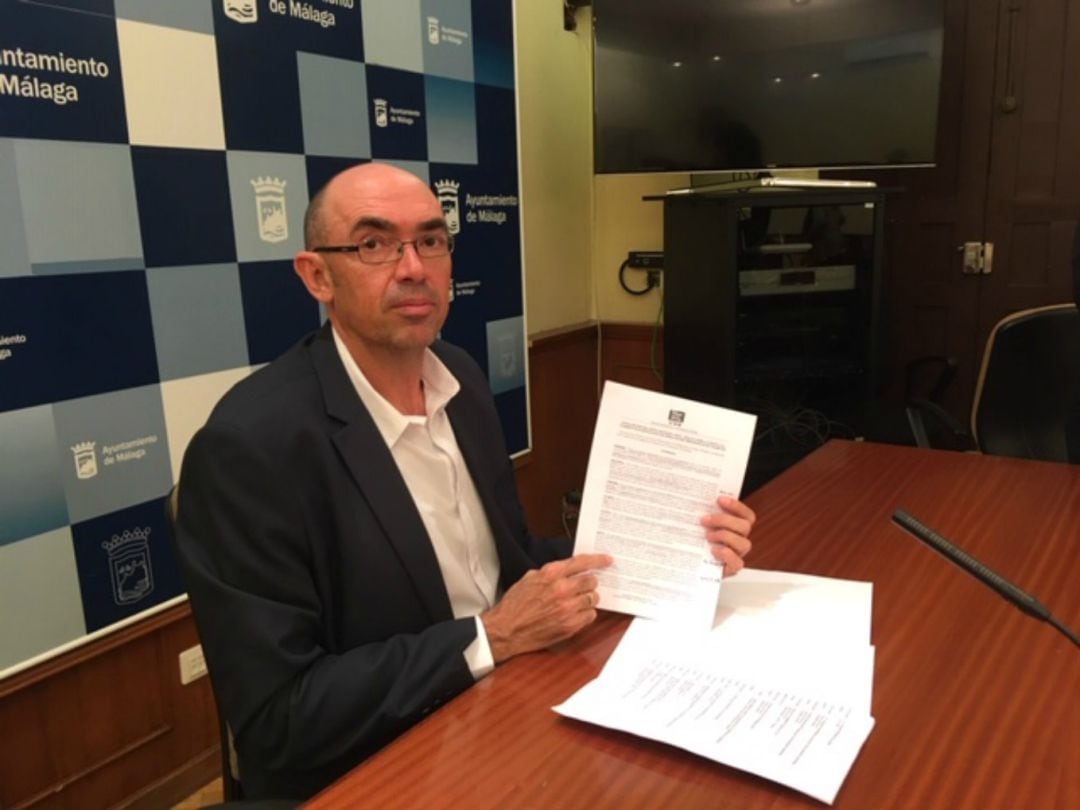 El portavoz de Málaga para la gente-IU, Eduardo Zorrilla, durante la rueda de prensa sobre la Gerencia Municipal de Urbanismo