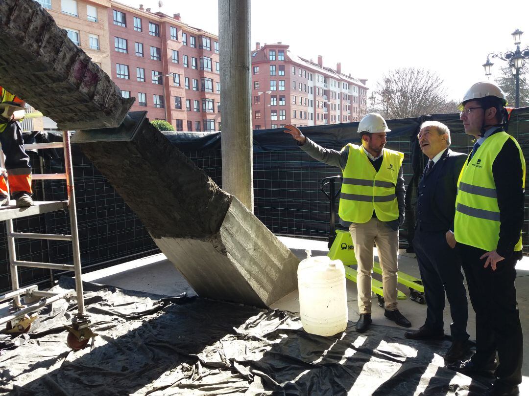 Wenceslao López recibe explicaciones de los técnicos sobre las obras que se están realizando en la estructura del Palacio de los Deportes