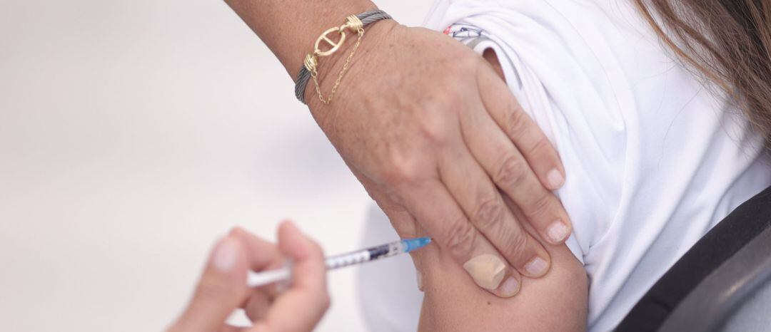 Una persona recibe la vacuna contra el Covid-19