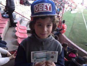 L'Adrià amb l'entrada que li va regalar Achille Emaná.