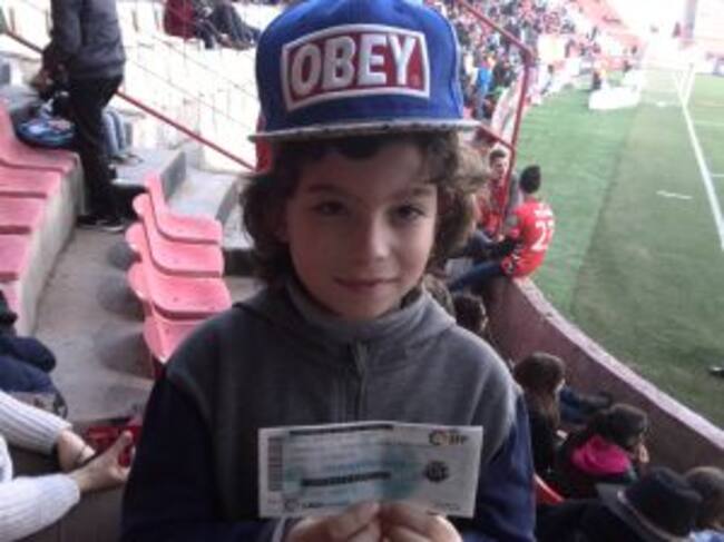 L'Adrià amb l'entrada que li va regalar Achille Emaná.