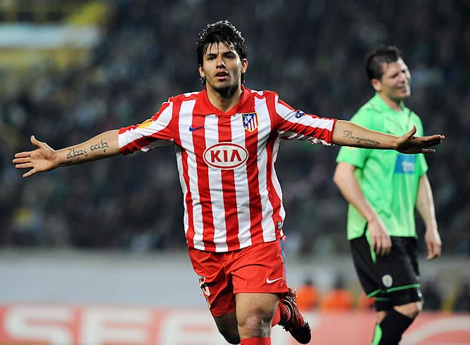 Agüero celebra el primer gol que marcó en Lisboa
