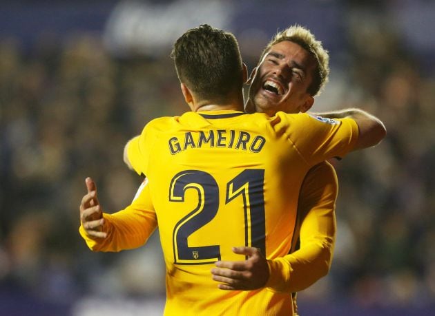 Gameiro y Griezmann celebran uno de los goles contra el Levante