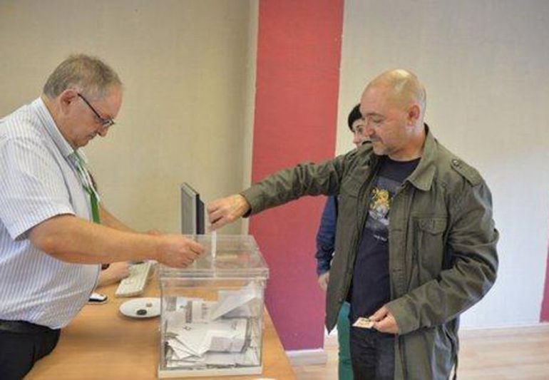 FOTO DE LA VOTACION EN EL PUEBLO DE ARRANKUDIAGA