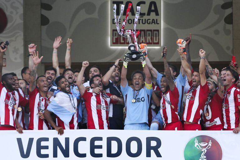 Los jugadores del Desportivo das Aves levantan el trofeo de la Copa de Portugal.