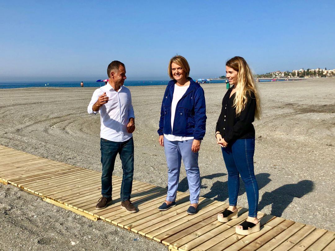 La alcaldesa de Motril, Luisa García Chamorro, visita junto a los concejales, Jose Lemos y Débora Juárez las nuevas pasarelas instaladas en las playas