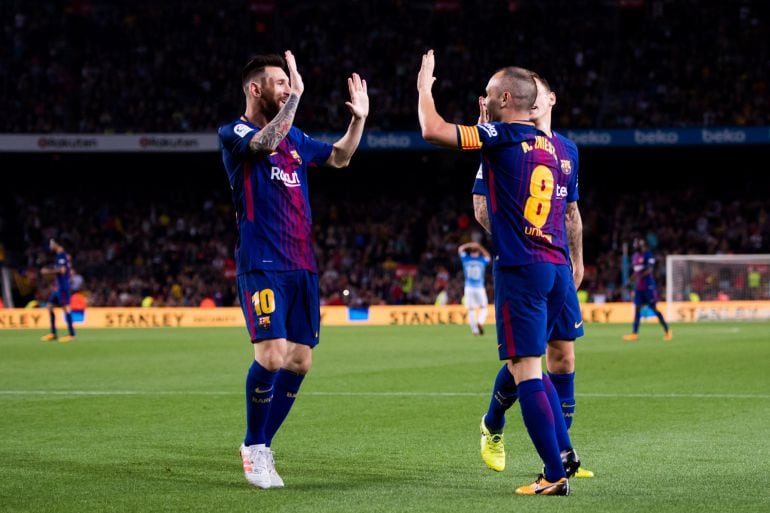 Iniesta, Messi y Digne celebran el gol del capitán 