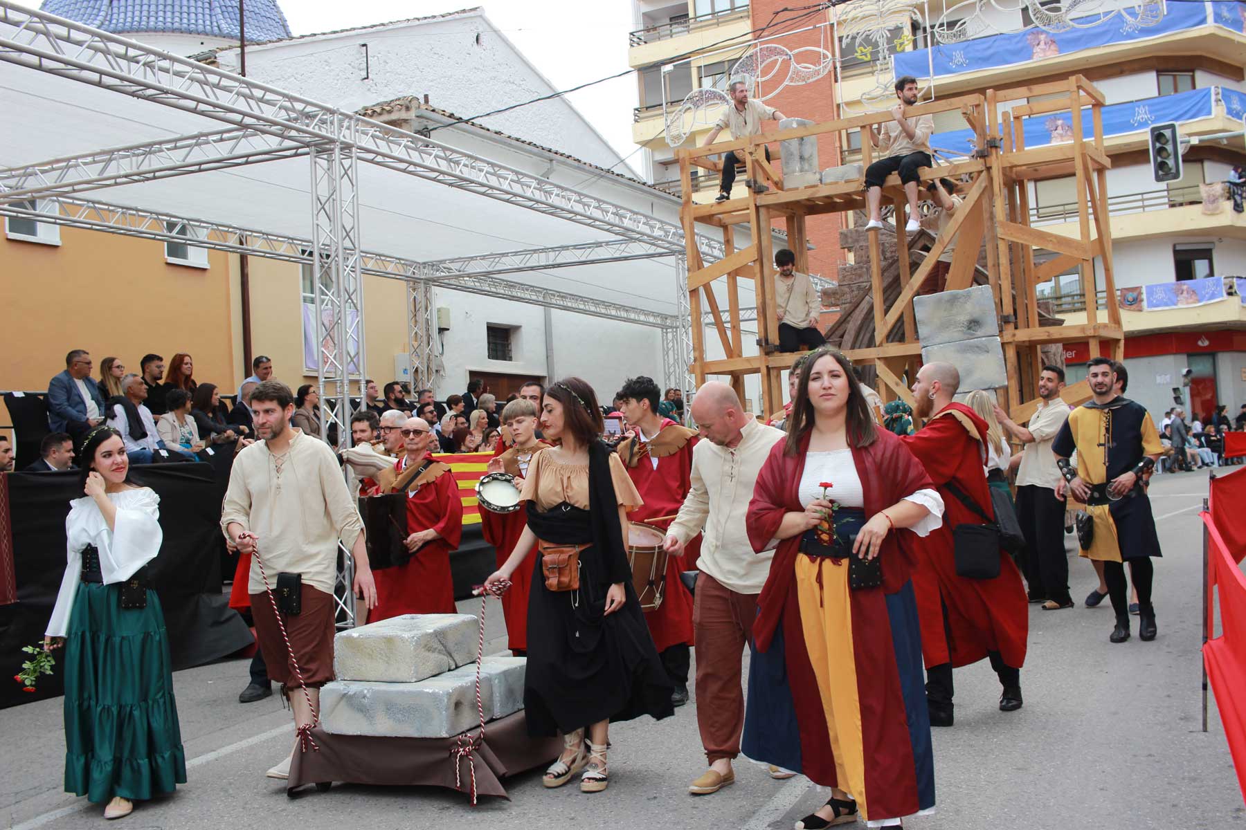Uno de los grupos del boato ha escenificado la construcción del templo en honor a la patrona de Muro tras la victoria contra las tropas moras