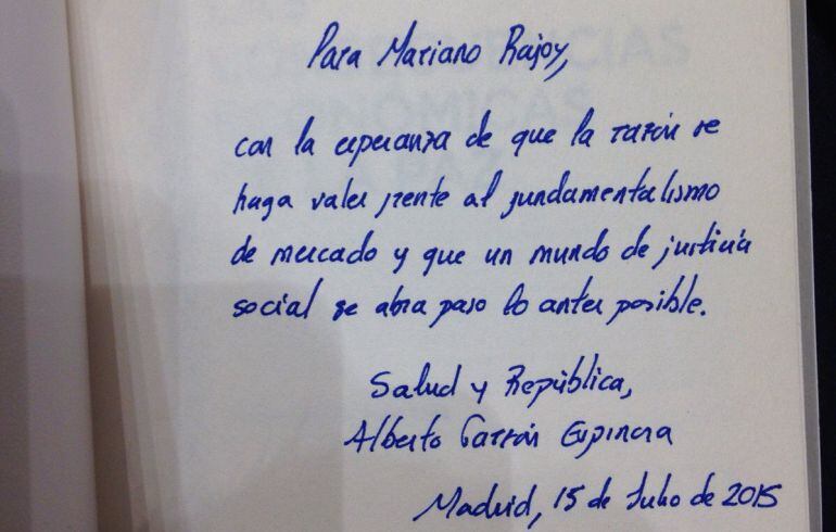 El libro &#039;Las consencuencias económicas de la paz&#039;, dedicado a Rajoy por Alberto Garzón.