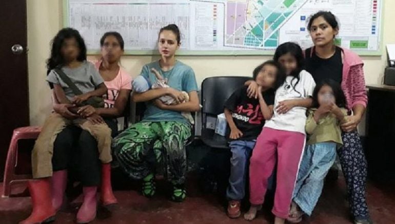 Fotografía modificada digitalmente tomada el 4 de julio de 2018, de la joven española Patricia Aguilar (c) con su hija acompañada por las dos mujeres y cuatro menos que también fueron encontrados por la policía en la ciudad de San Martín, en la región de 