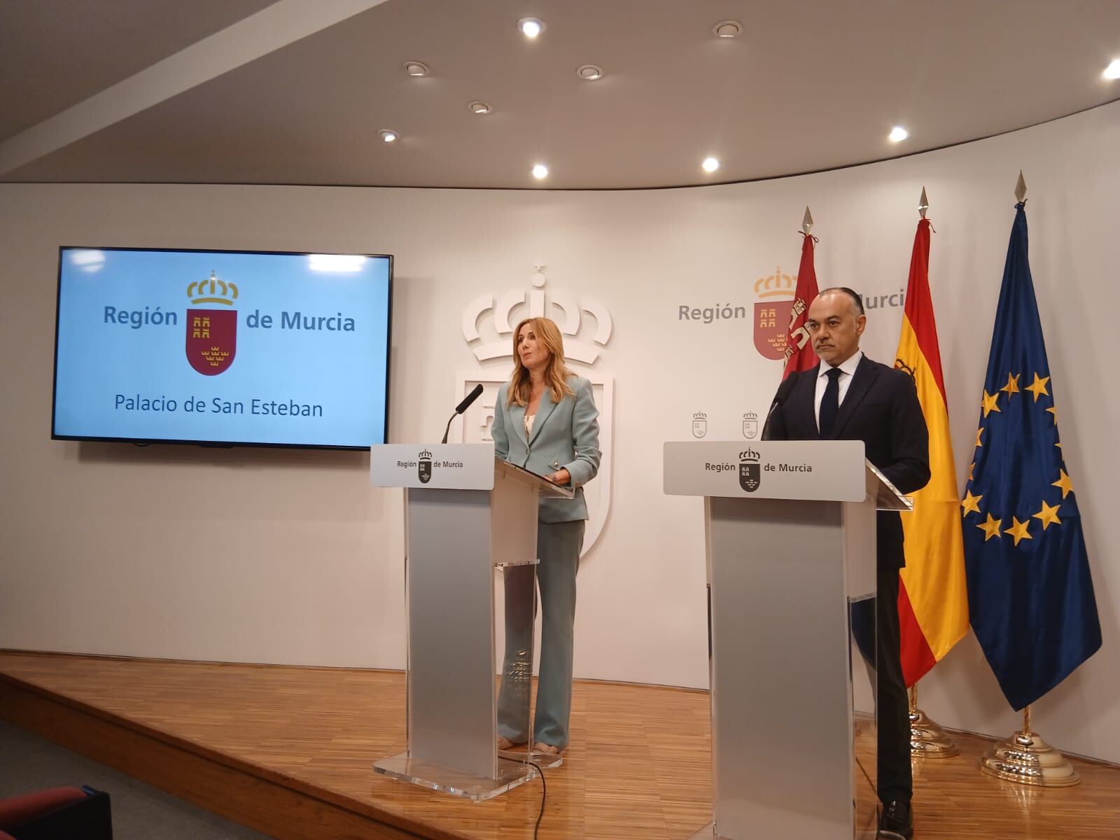 El presidente de la Asociación de Trabajadores Autónomos de Murcia, Francisco Casado y la consejera de Empresa, Marisa López Aragón