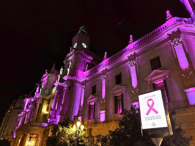 Fachada del Ayuntamiento de València iluminada con motivo del Día del Cáncer de Mama