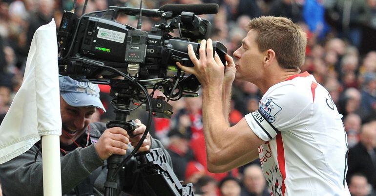 El jugador del Liverpool besa una cámara durante un partido de la Premier.