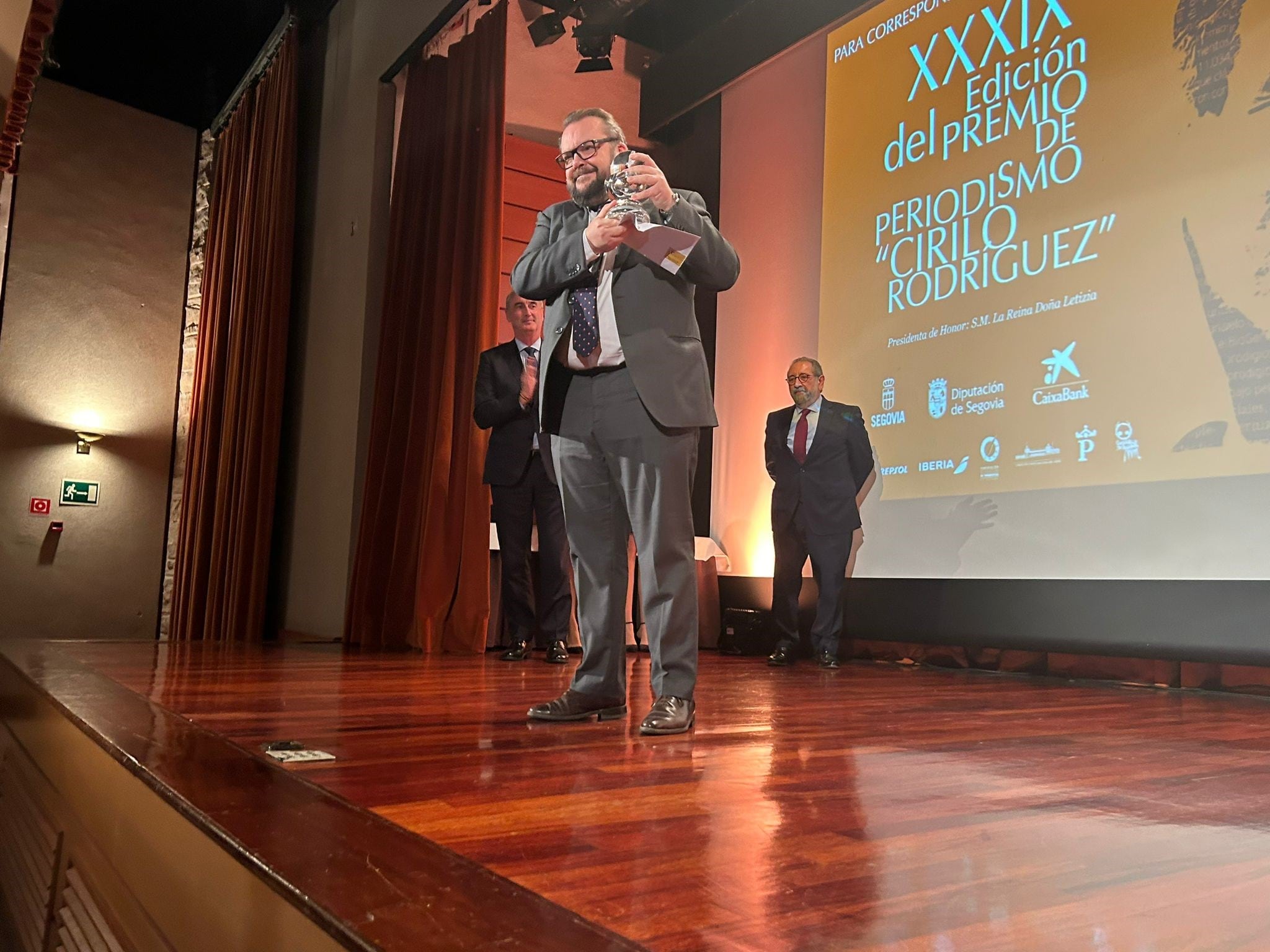 Luis de Vega mostrando la Lente de la Tierra, pieza diseñada por la Real Fábrica de Cristales de La Granja