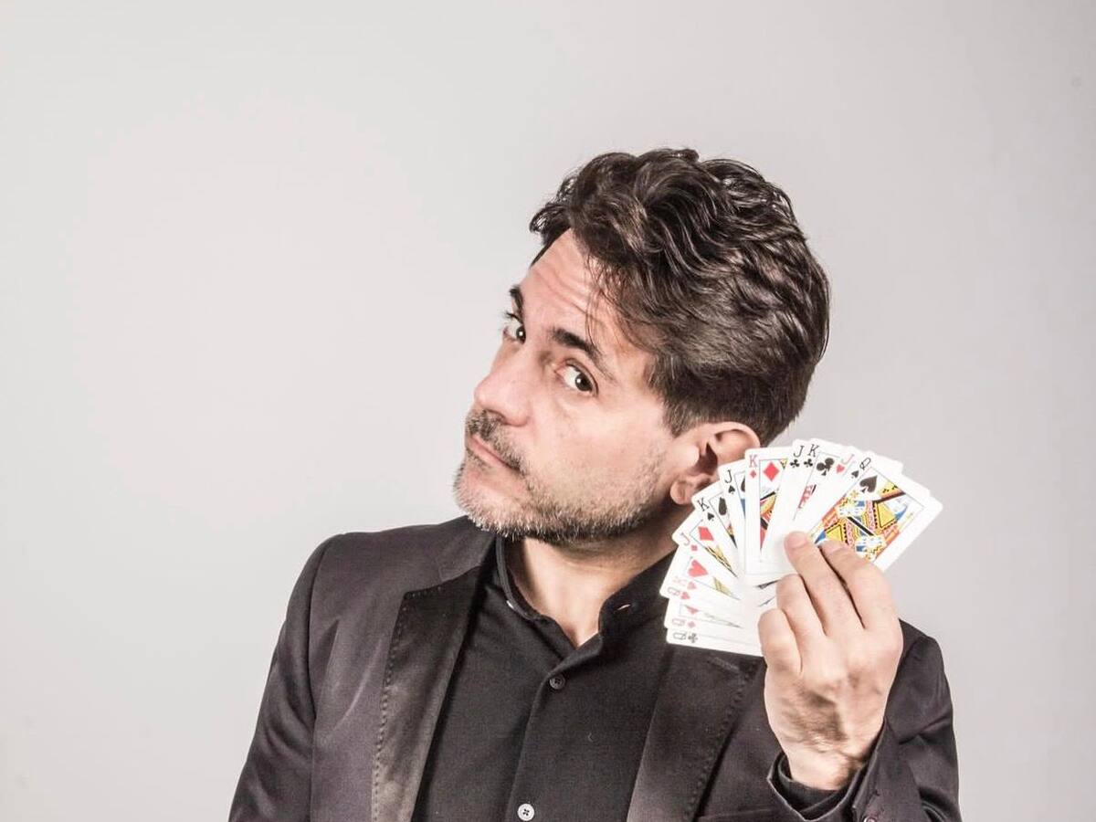 Kiko Pastur lleva la magia íntima a A Coruña: cafés, clases y veladas mágicas