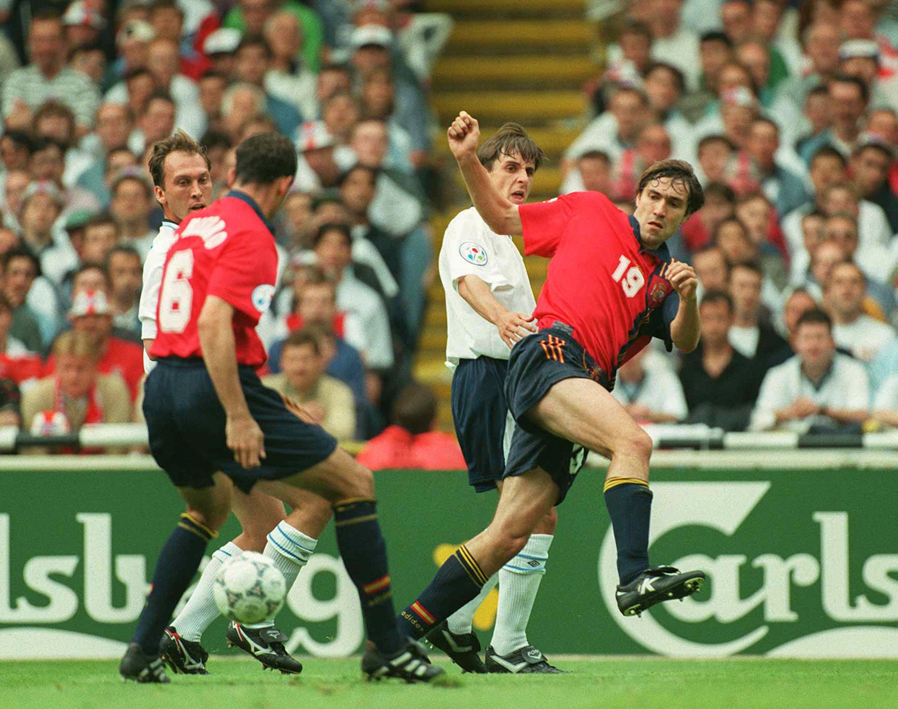 Julio Salinas pelea un balón ante Neville en  el choque disputado en Wembley