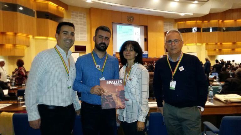 José Martínez Tormo, secretario de Junta Central Fallera, Pere Fuset, presidente de Junta Central Fallera, Consuel Matamoros y Antonio Bravo, de Generalitat Valenciana, e nla 11ª asamblea intergubernamental de la UNESCO que decide la declaración de Patrim