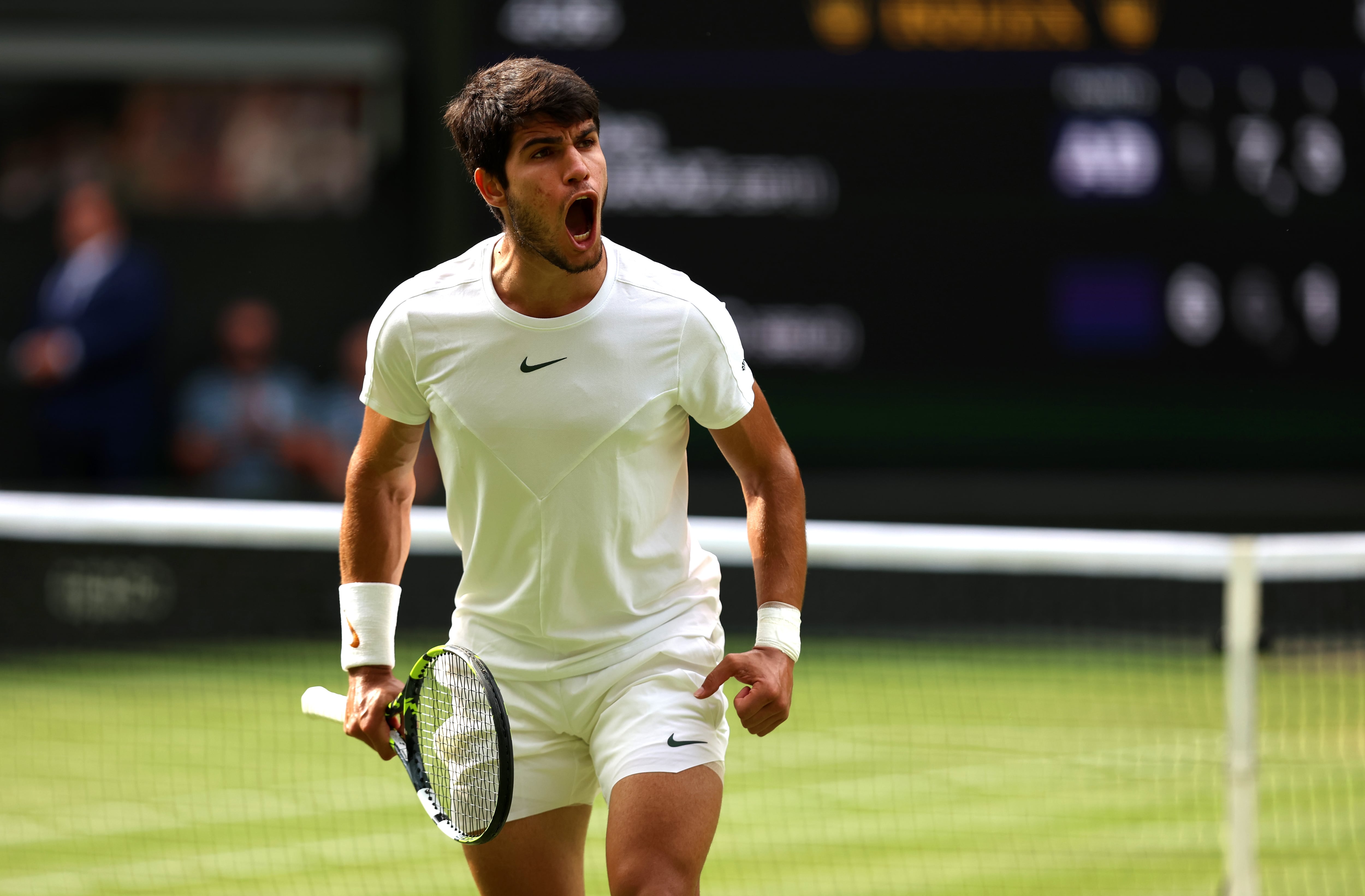 Alcaraz celebra uno de sus puntos ante Djokovic en la final de Wimbledon 2023