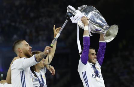 Gareth Bale levanta el trofeo conseguido en Cardiff, su ciudad natal