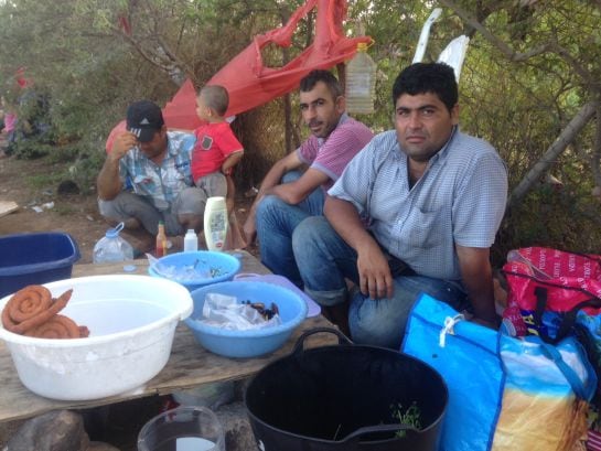 Nihat, kurdo sirio que ha montado un puesto de Falafel frente a la puerta del CETI