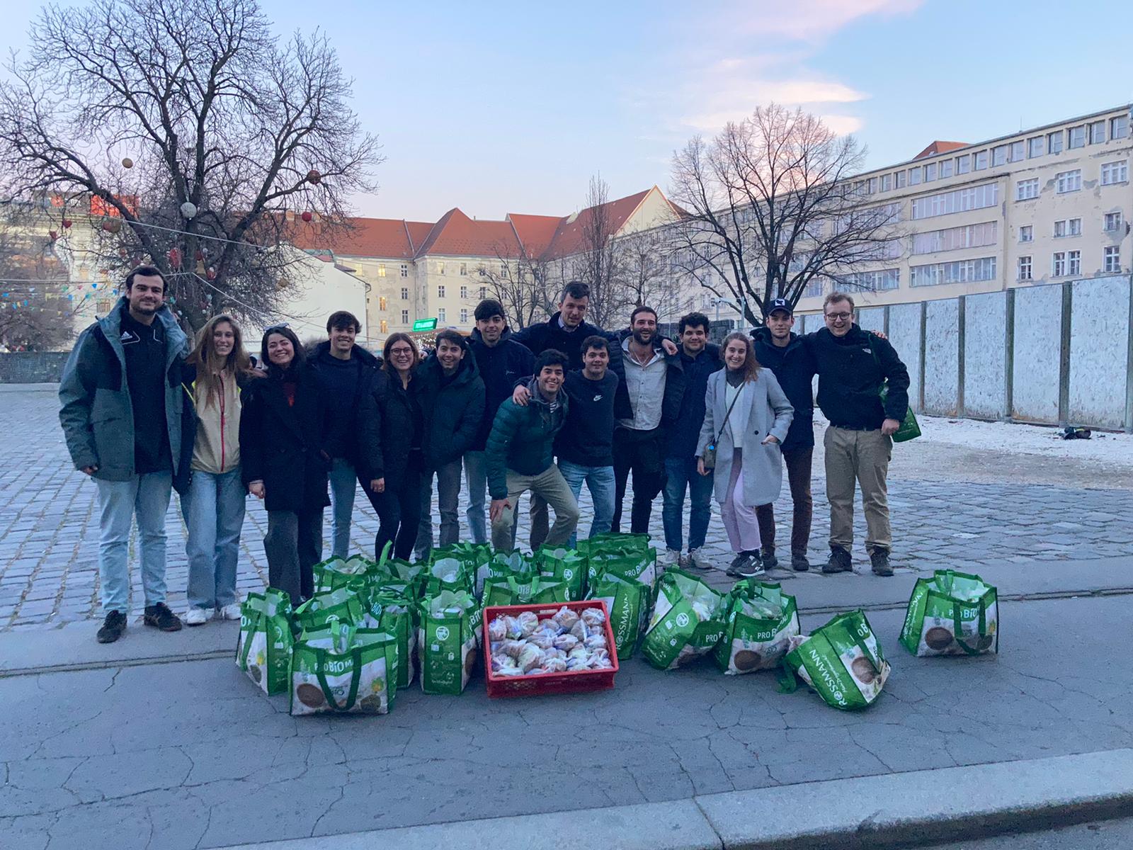 El grupo de estudiantes Erasmus en Budapest que está organizando la ayuda humanitaria. Bosco, el quinto por la derecha, nos atiende en 'A vivir Madrid'