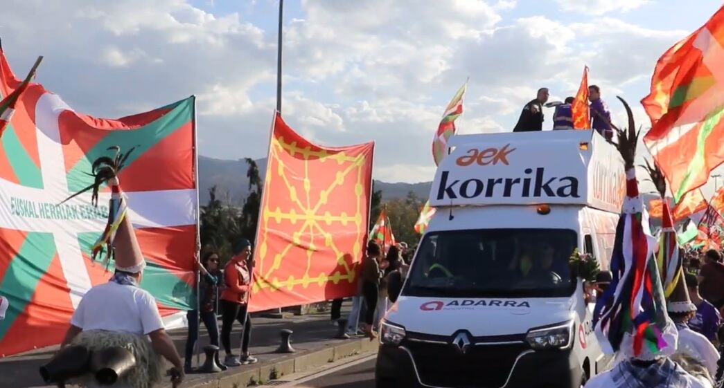 Imágenes de la Korrika 2024 a su paso por Irun