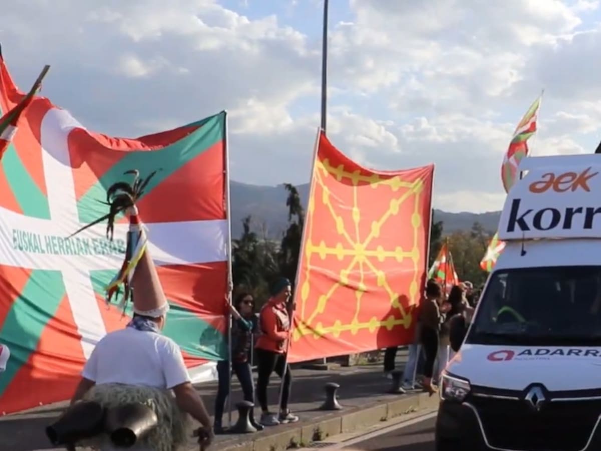 Absuelven a siete activistas por facilitar el cruce fronterizo de 36 migrantes durante la Korrika