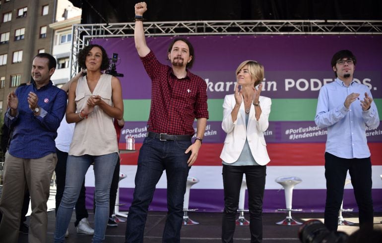 El líder de Podemos, Pablo Iglesias, acompañado por la candidata a lehendakari, Pili Zabala, y la secretaria general de Podemos Euskadi, Nagua Alba, durante un acto de campaña celebrado hoy en Barakaldo. 