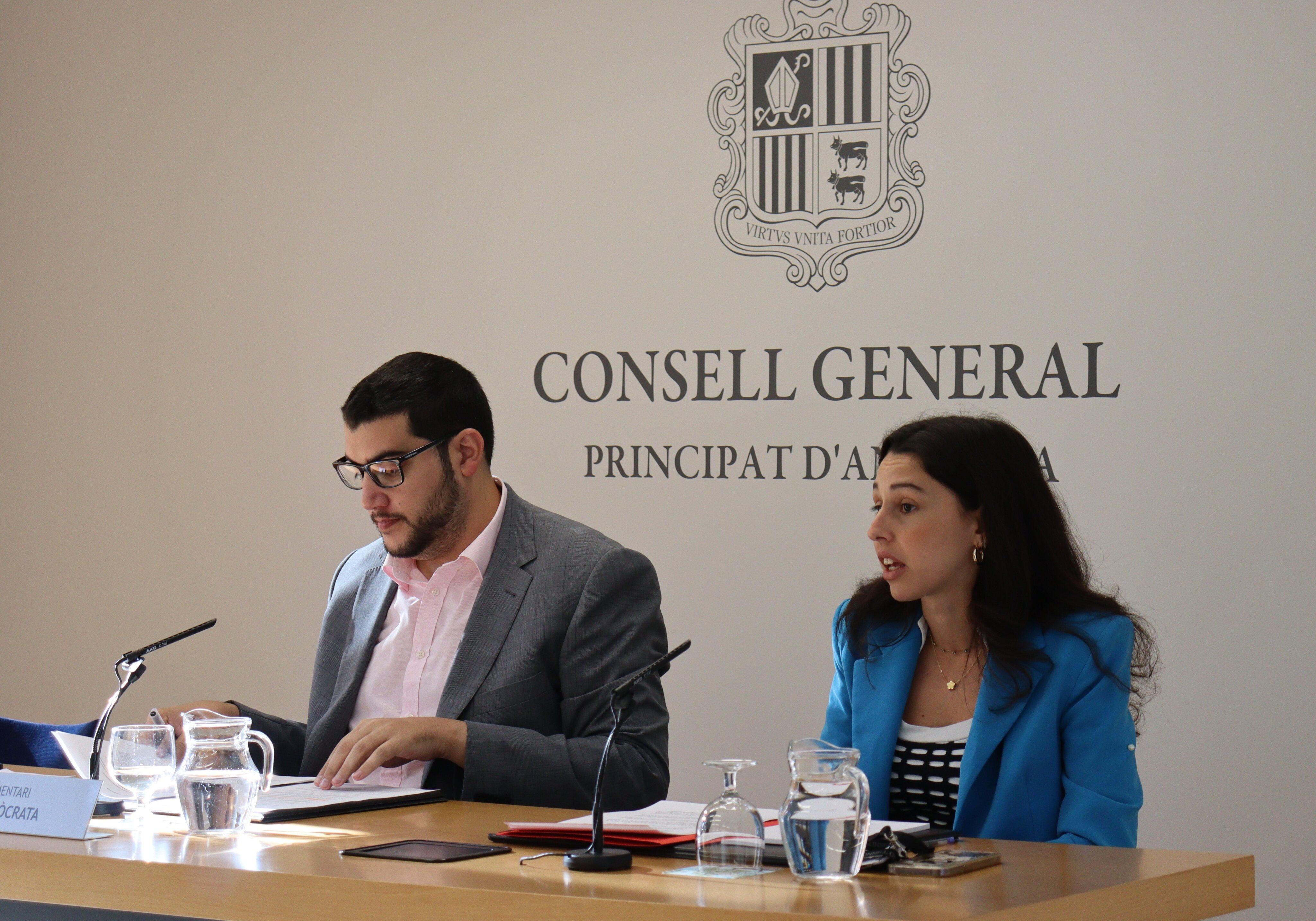 Els consellers socialdemòcrates Pere Baró i Laia Moliné en roda de premsa