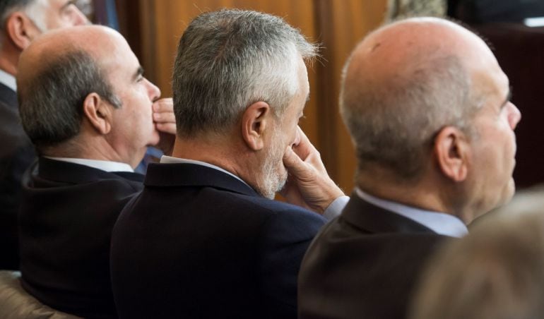 Los expresidentes socialistas Manuel Chaves (d) y José Antonio Griñán (c) y el exconsejero de Presidencia Gaspar Zarrías (i), en la sala de la Audiencia Provincial de Sevilla donde continúa el juicio de la pieza política del caso de los ERE