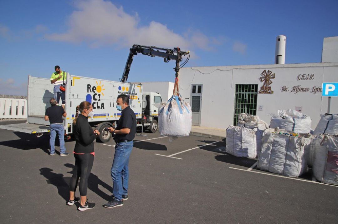 Recogida de tapones en el CEIP Alfonso Spinola de Teguise.