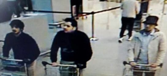 Los tres terroristas del aeropuerto antes de las explosiones. En el centro, Ibrahim El Bakraoui