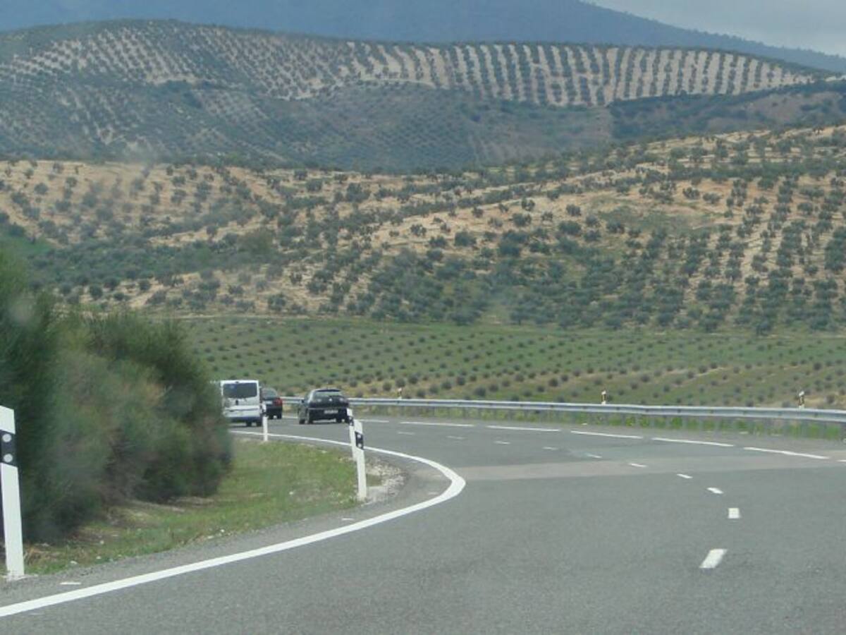 El accidente de un camión provoca retenciones en la A-44 este sábado