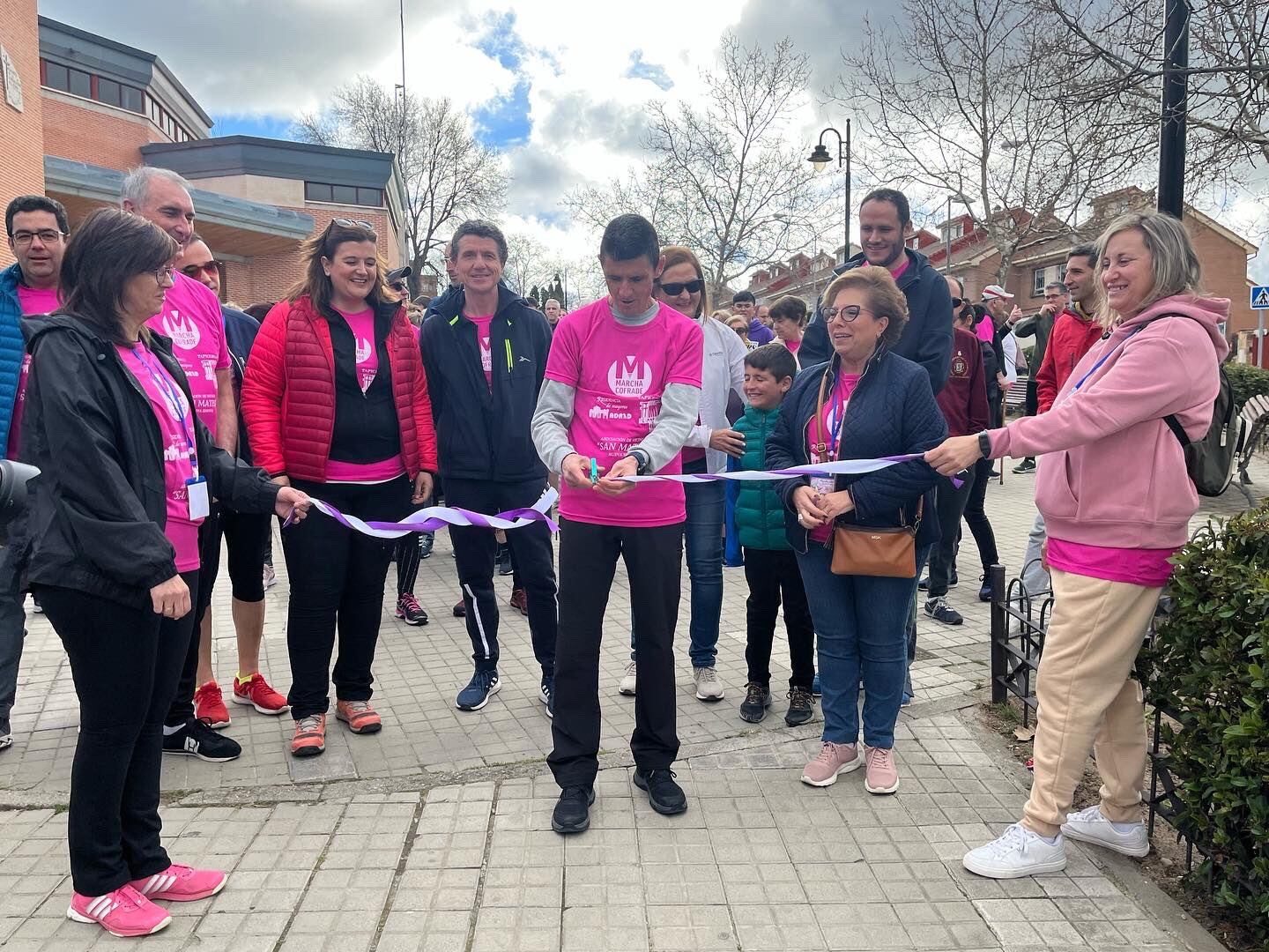 El atleta segoviano Pedro Luis Gómez Moreno cortando la cinta del inicio de la marcha