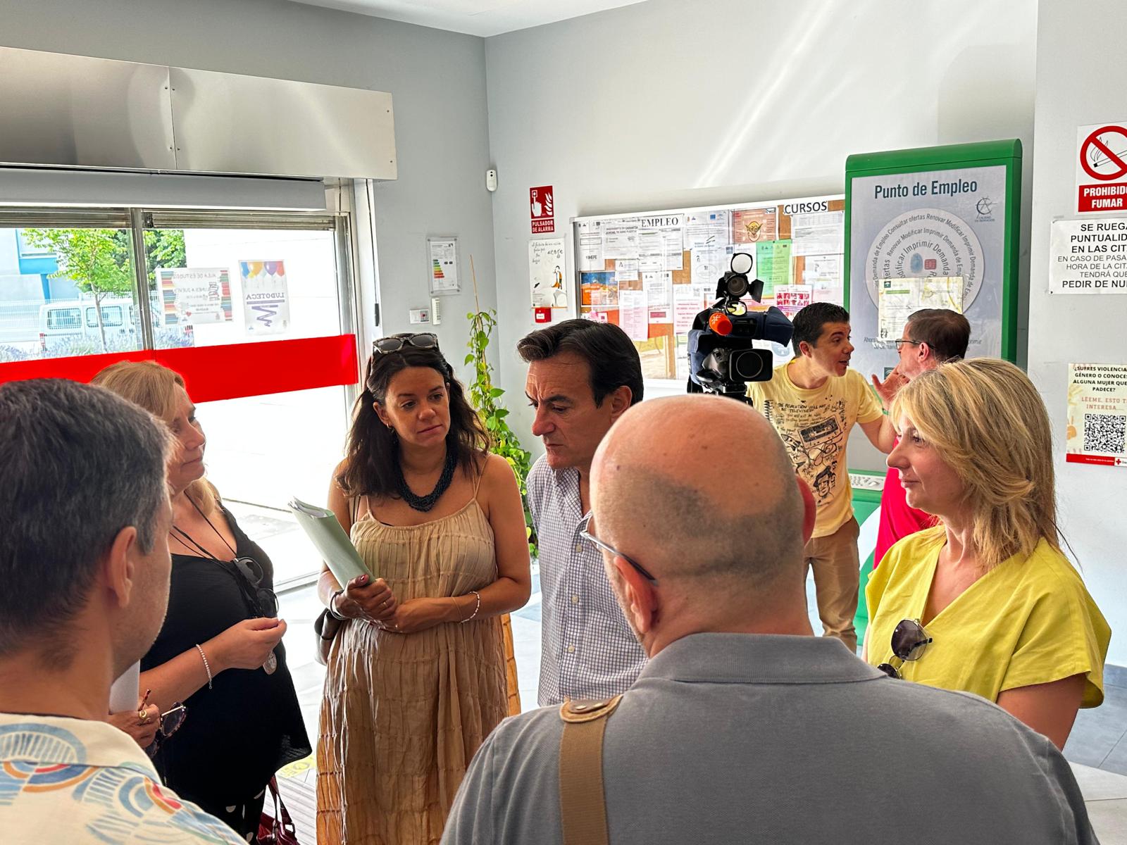 El alcalde de Jaén, Agustín González, junto a algunos de sus concejales y personal del Centro de Asuntos Sociales del Bulevar.