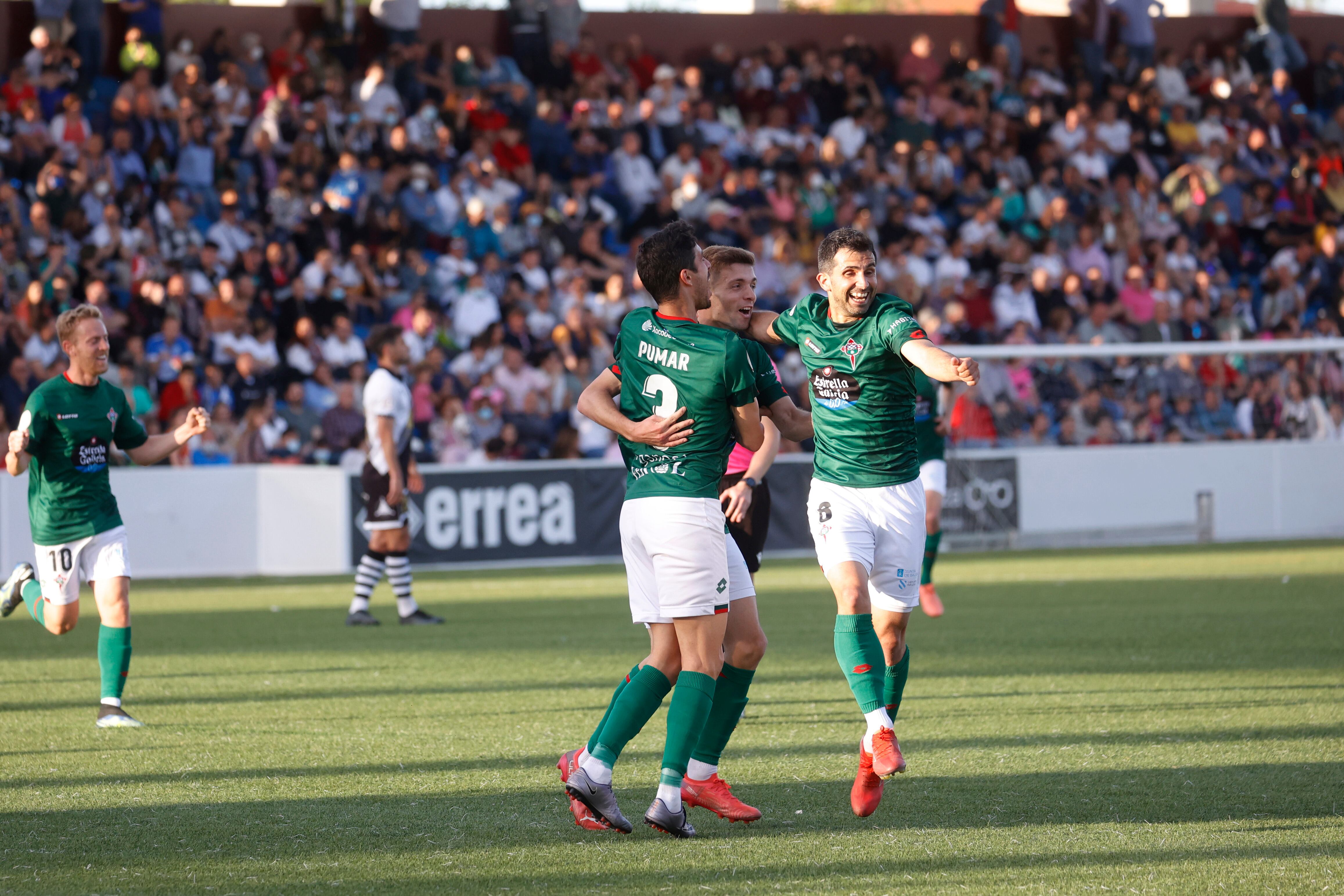 Los jugadores del Racing celebran el gol de Fran Manzanara ante el Unionistas en el Reina Sofía de Salamanca