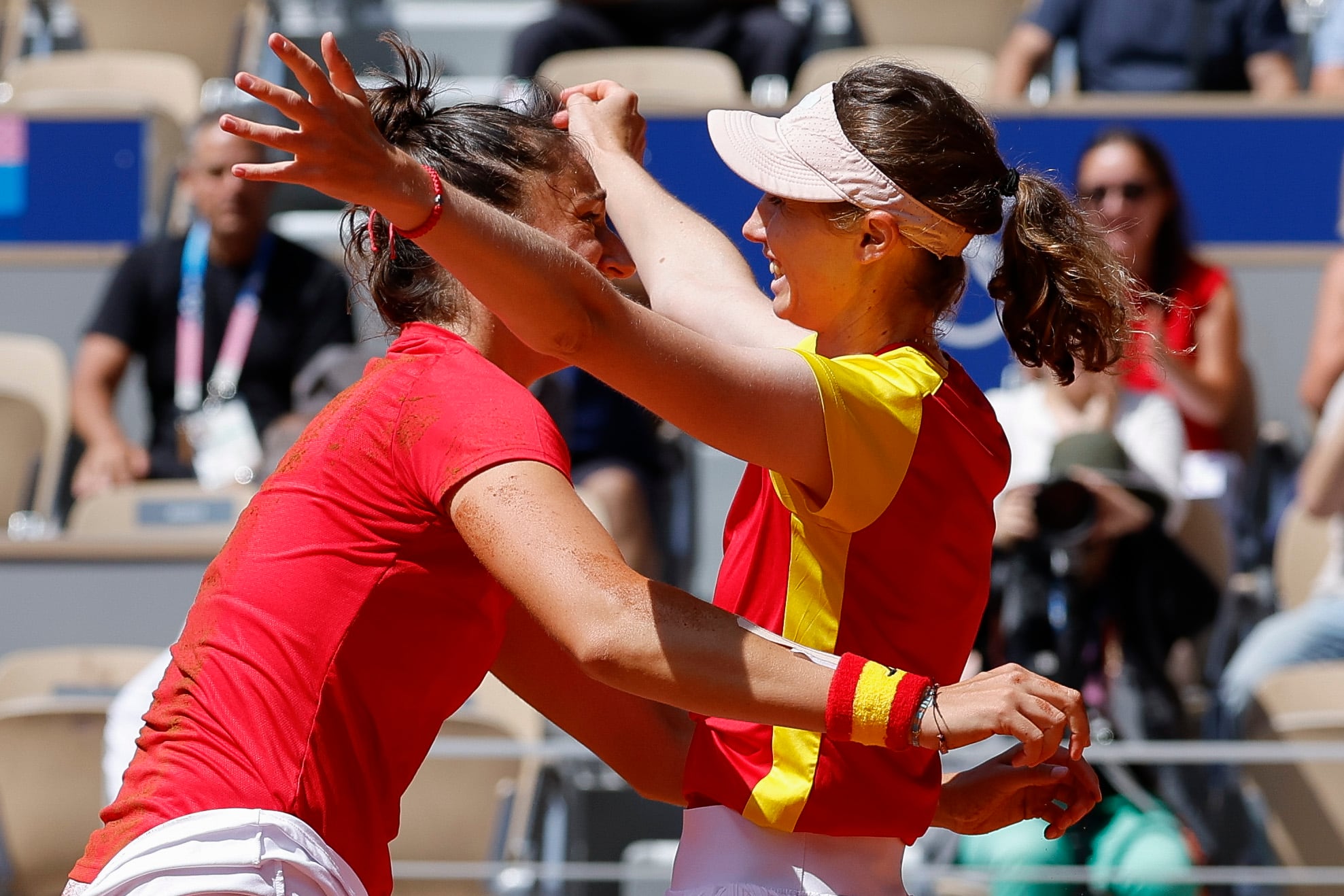 PARIS, 04/08/2024.- Las españolas Cristina Bucsa (d) y Sara Sorribes (i) celebran tras ganar a las checas Karolina Muchova y Linda Noskova en el partido por la medalla de bronce de dobles femenino de los Juegos Olímpicos París 2024 que celebra, este domingo, en la capital gala. EFE/Juanjo Martín
