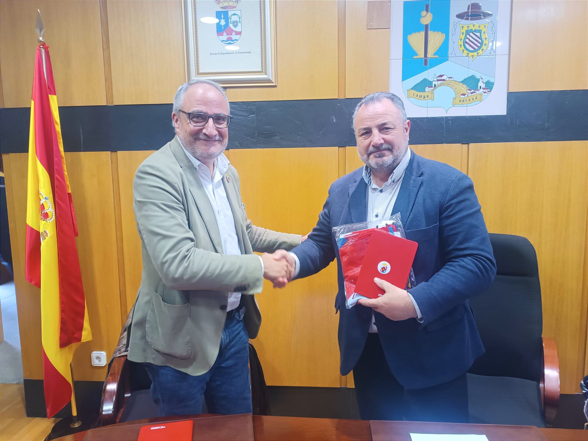 El presidente del Consejo Comarcal del Bierzo, Olegario Ramón junto al alcalde de Camponaraya, Eduardo Morán