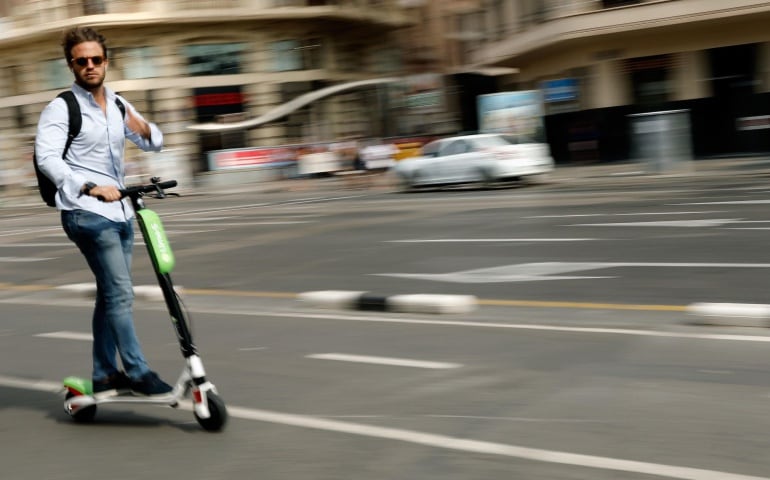 Un usuario de los patinetes eléctricos circula por el carril bici de Valencia.