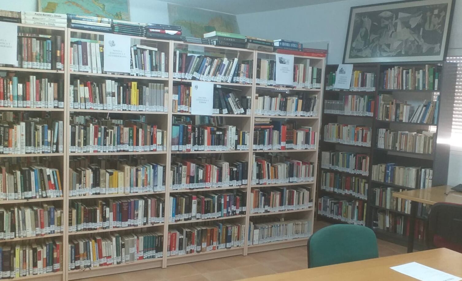 Biblioteca de Ribatajada creada por la asociación cultural y con la colaboración de los vecinos.