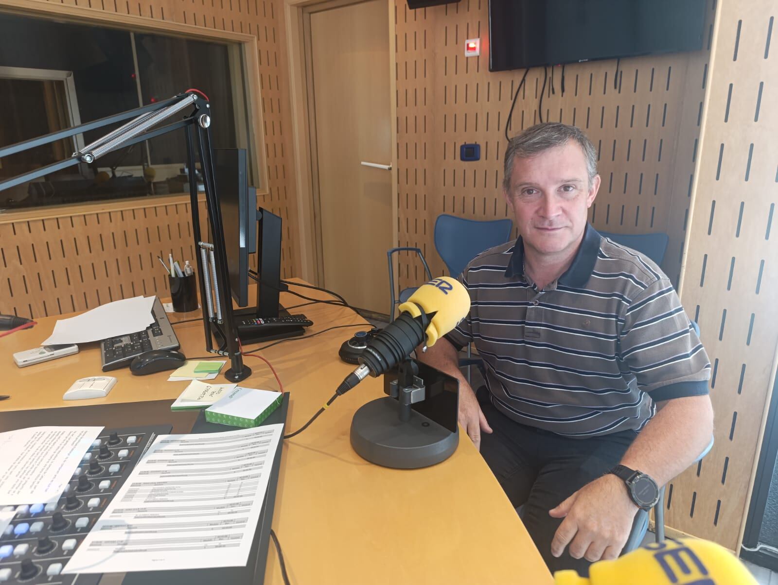 Josep Majoral, lÍder de l'oposició laurediana, als estudis de Prat de la Creu