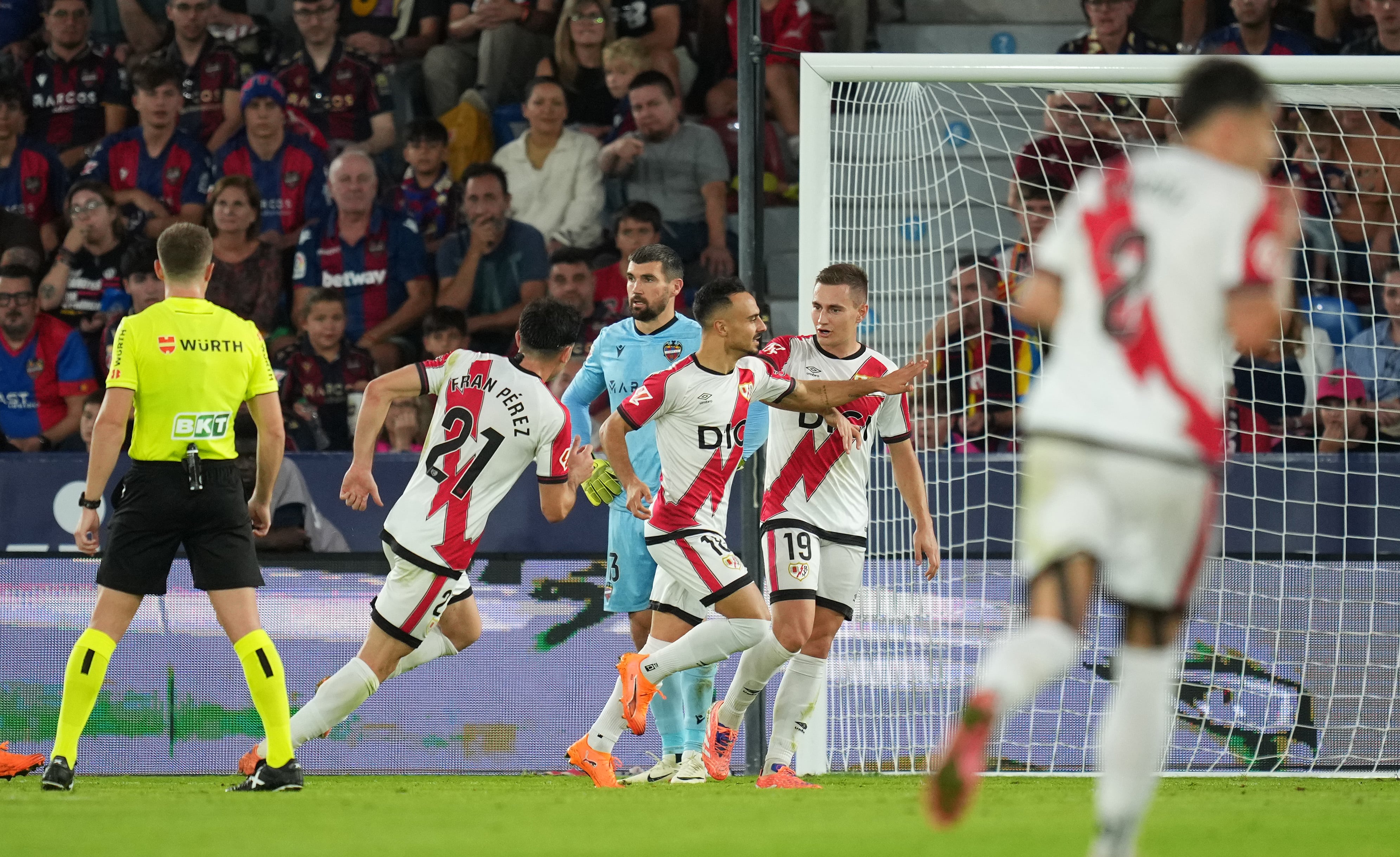 Los jugadores del Rayo Vallecano celebran un gol ante Levante UD