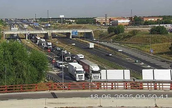 Un accidente ha provocado más de 13 kilómetros de retenciones en la M-50
