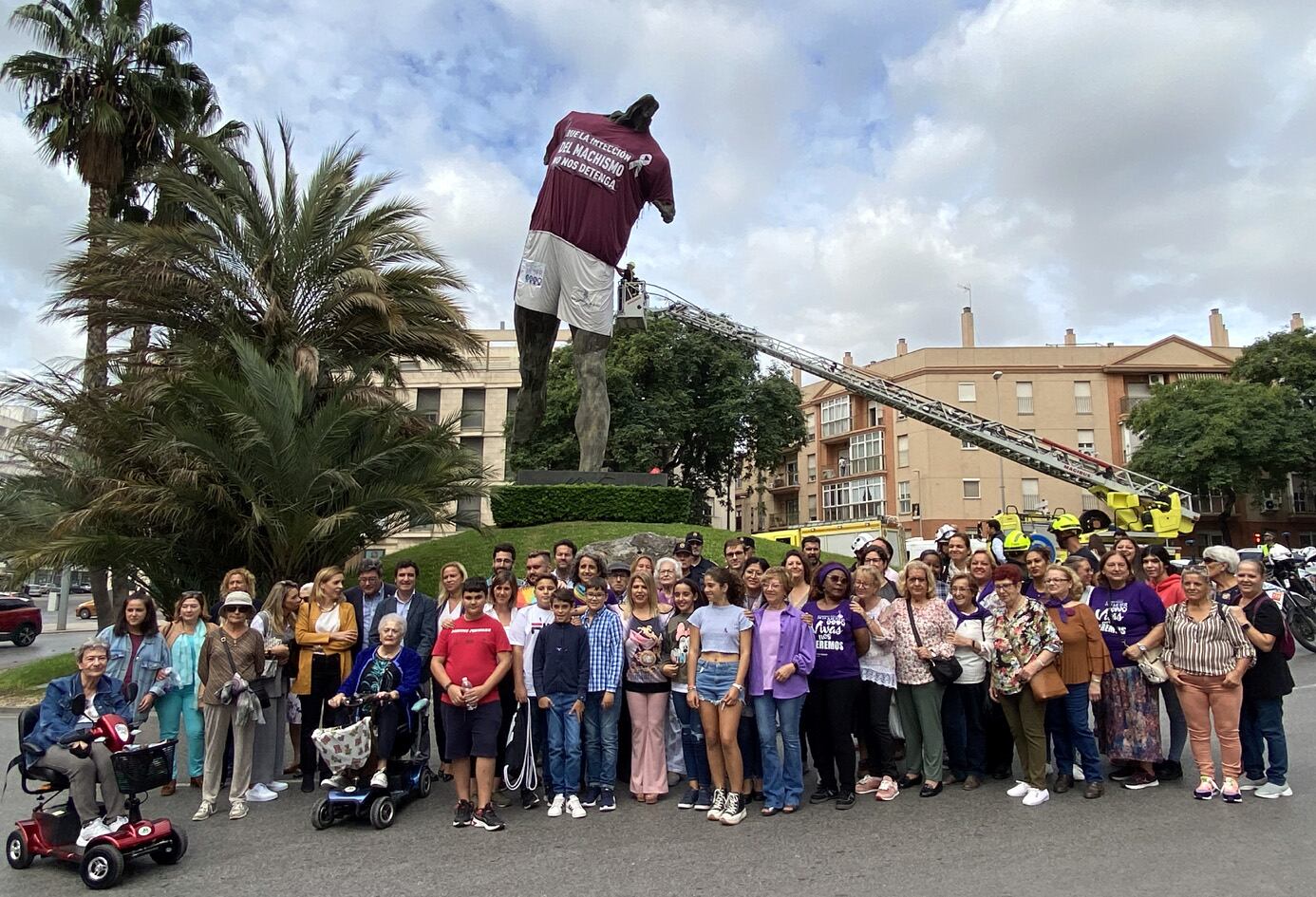 La rotonda del Minotauro ya luce la camiseta morada contra la violencia machista